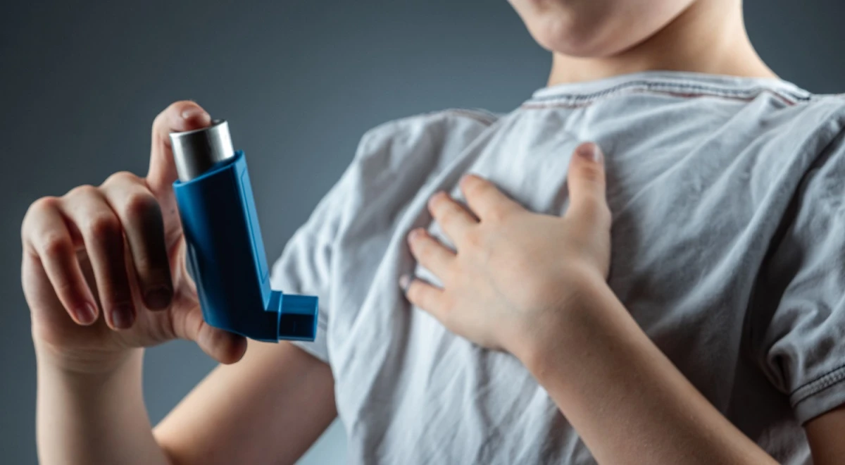 Astmul bronșic la copii: cauze, factori de risc și prevenție
